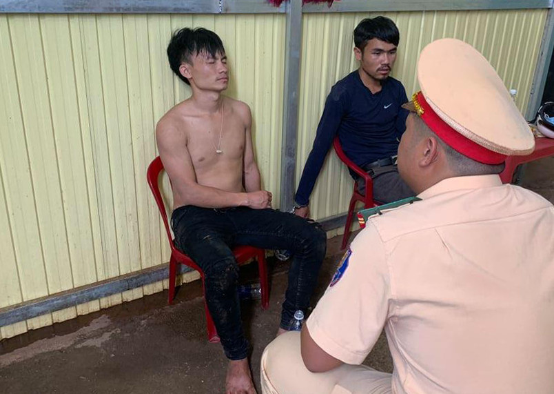 2 đối tượng là: Nhia Hơ (SN 1993, quốc tịch Lào) là người điều khiển ô tô BKS 29A-051.28 chở theo đối tượng Vừ Bá Tếnh (SN 1996, trú huyện Kỳ Sơn, tỉnh Nghệ An). Kiểm tra xe, lực lượng chức năng phát hiện trên xe có 8 bao tải được giấu trong cốp xe và băng ghế sau của xe, trong mỗi bao có 25 gói với tổng trọng lượng 200 kg ma tuý đá.