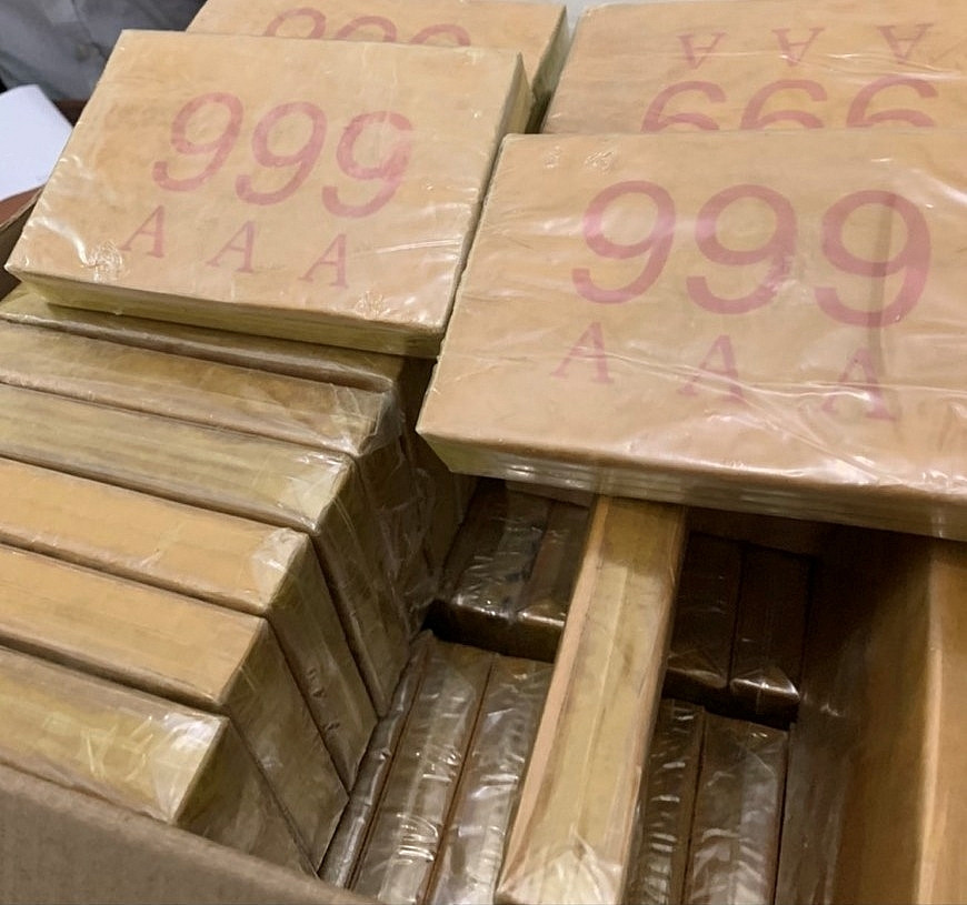  Hơn 400 kg ma túy đá trong đường dây vận chuyển ma túy “khủng” tại Lạng Sơn: Ngày 13/3, tại huyện Cao Lộc, cơ quan chức năng tỉnh Lạng Sơn đã bắt đối tượng Lộc Văn Cát, sinh năm 1988, trú tại huyện Cao Lộc đang vận chuyển ma túy qua biên giới sang Trung Quốc tiêu thụ bằng ô tô. Tang vật thu giữ tại hiện trường gồm 246 kg chất tinh thể màu trắng (được xác định là ma túy tổng hợp dạng đá). (Ảnh minh họa). 