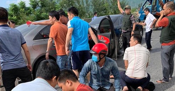  Xe bán tải chở 240 kg ma túy các loại tại Nghệ An: Khoảng 6h ngày 8/12, xe bán tải mang BKS 37C-280.25 di chuyển trên Quốc lộ 7 đến xã Tam Đình (Tương Dương, Nghệ An) đã bị lực lượng chức năng bao vây, khống chế. Thời điểm này, trên xe có 4 đối tượng. Do bất ngờ nên các đối tượng trên xe không kịp trở tay.