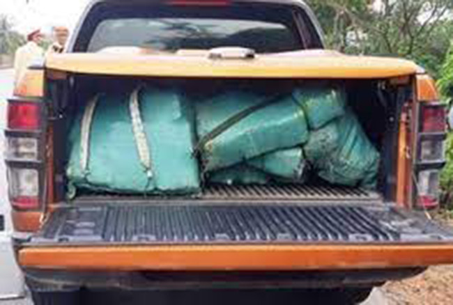 Kiểm tra trên xe bán tải, công an phát hiện có chở 8 bì xác rắn bên trong chứa 150 bánh chất bột trắng nghi là heroin (có tổng khối lượng 64,1 kg) và 126 gói chất tinh thể màu trắng nghi là ma túy tổng hợp (tổng khối lượng khoảng 175,8 kg).