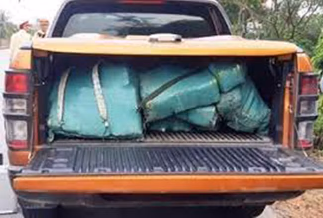 Kiểm tra trên xe bán tải, công an phát hiện có chở 8 bì xác rắn bên trong chứa 150 bánh chất bột trắng nghi là heroin (có tổng khối lượng 64,1 kg) và 126 gói chất tinh thể màu trắng nghi là ma túy tổng hợp (tổng khối lượng khoảng 175,8 kg).