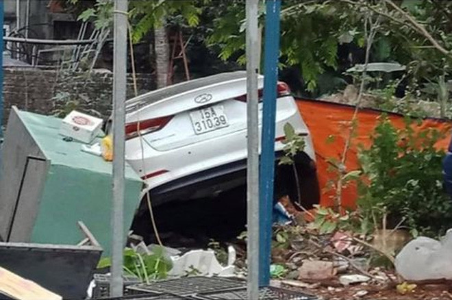 Mgười dân này cho biết thêm, tài xế là một người đàn ông trung niên, sau tai nạn, tài xế ra khỏi xe mặt tái mét. Đến giờ nhiều người vẫn còn ám ảnh, chiếc xe lúc đó lao vào chợ.