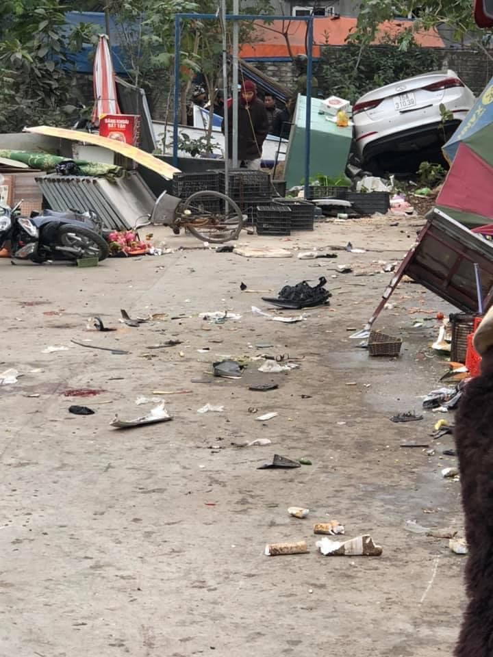 Cụ thể, vào khoảng thời gian trên anh Nguyễn Văn Khơi (SN 1971, ở Thuỷ Nguyên, Hải Phòng) điều khiển xe ô tô con màu trắng mang BKS 15A – 310.39 lưu thông theo hướng từ đường khu ẩm thực chợ Ba Toa đi ngã tư Núi Đèo đã va chạm liên tiếp với người đi bộ và 7 phương tiện gồm: 5 xe máy, 2 xe đạp điện đang đi chợ Núi Đèo (Thuỷ Nguyên).