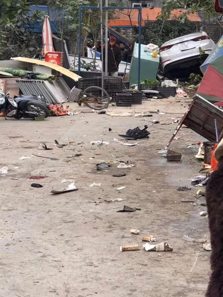 Cụ thể, vào khoảng thời gian trên anh Nguyễn Văn Khơi (SN 1971, ở Thuỷ Nguyên, Hải Phòng) điều khiển xe ô tô con màu trắng mang BKS 15A – 310.39 lưu thông theo hướng từ đường khu ẩm thực chợ Ba Toa đi ngã tư Núi Đèo đã va chạm liên tiếp với người đi bộ và 7 phương tiện gồm: 5 xe máy, 2 xe đạp điện đang đi chợ Núi Đèo (Thuỷ Nguyên).