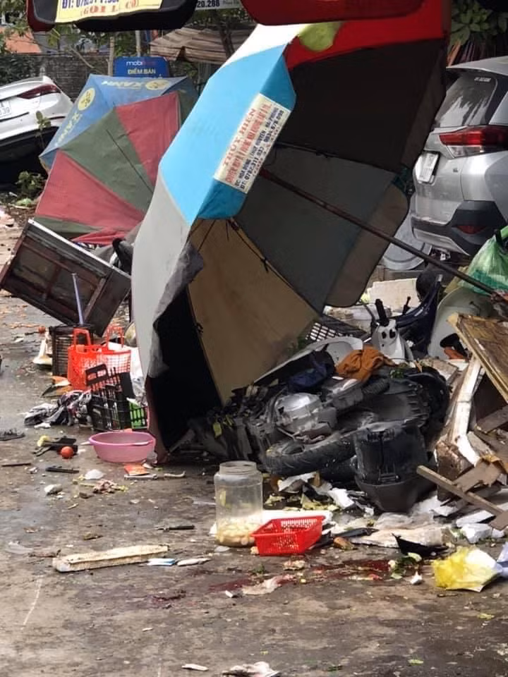 Vụ tai nạn trên khiến 7 người bị thương. Chính quyền địa phương đã cử lực lượng xuống hiện trường phối hợp đưa nạn nhân đi cấp cứu.