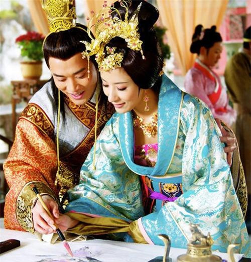 Ba vu nuoi qua khu day ty vet khien Hoang de dang tuoi con me dam khong roi-Hinh-2