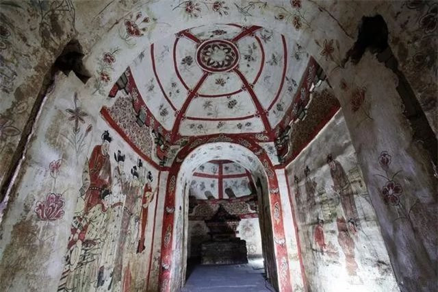 Dieu bat ngo trong lang mo trong khien nha khao co 