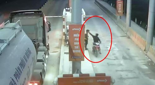  Nhân viên trạm thu phí bị đâm trọng thương: Tối 2/1, khi Trạm thu phí BOT Ninh Xuân tỉnh Khánh Hòa đang tổ chức thu phí, anh Nguyễn Hữu Khánh Ninh (nhân viên bảo vệ của trạm) đang làm nhiệm vụ tại làn thu phí số 4 thì có một người đàn ông điều khiển xe máy đến gây sự. Lúc này, anh Ninh bỏ chạy nhưng người đàn ông này vẫn đuổi theo rồi rút dao đâm anh Ninh gục tại chỗ. Ngày 4/1, Giám đốc Công ty TNHH MTV CICO 501 BOT QL26 đã gửi đơn trình báo và đề nghị công an điều tra vụ việc. 