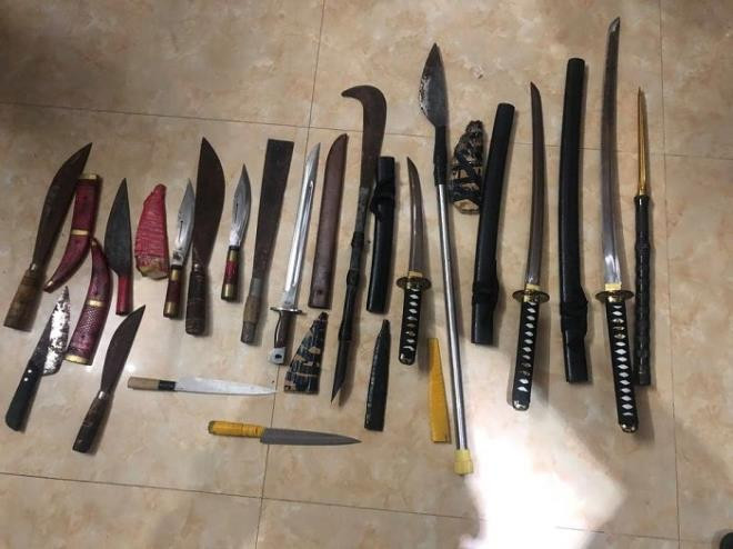  Bắt kẻ tàng trữ súng và nhiều vũ khí nóng để phòng thân: Lúc 21h30 ngày 3/1, tại phường Đằng Giang, Ngô Quyền, cơ quan Công an tỉnh Hải Phòng đã bắt giữPhạm Hồng Thái (SN 1986, trú tại phường Cát Dài, quận Lê Chân)vì có hành vi tàng trữ trái phép chất ma túy, thu giữ 1 gói ma túy trọng lượng 0,27g methamphetamine. Cơ quan công an thu giữ tại nhà Thái thêm 1 khẩu súng dạng colt xoay với 6 viên đạn đã lên nòng và 1 hộp chứa 48 viên đạn; 1 bộ dụng cụ sử dụng ma túy đá cùng 15 dao kiếm các loại.