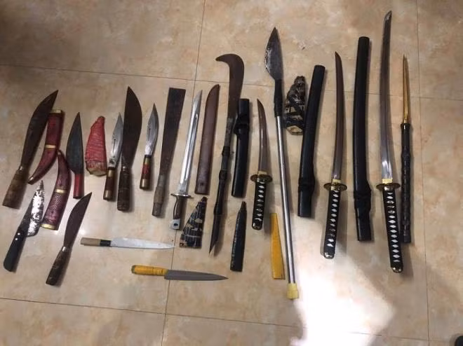  Bắt kẻ tàng trữ súng và nhiều vũ khí nóng để phòng thân: Lúc 21h30 ngày 3/1, tại phường Đằng Giang, Ngô Quyền, cơ quan Công an tỉnh Hải Phòng đã bắt giữPhạm Hồng Thái (SN 1986, trú tại phường Cát Dài, quận Lê Chân)vì có hành vi tàng trữ trái phép chất ma túy, thu giữ 1 gói ma túy trọng lượng 0,27g methamphetamine. Cơ quan công an thu giữ tại nhà Thái thêm 1 khẩu súng dạng colt xoay với 6 viên đạn đã lên nòng và 1 hộp chứa 48 viên đạn; 1 bộ dụng cụ sử dụng ma túy đá cùng 15 dao kiếm các loại.