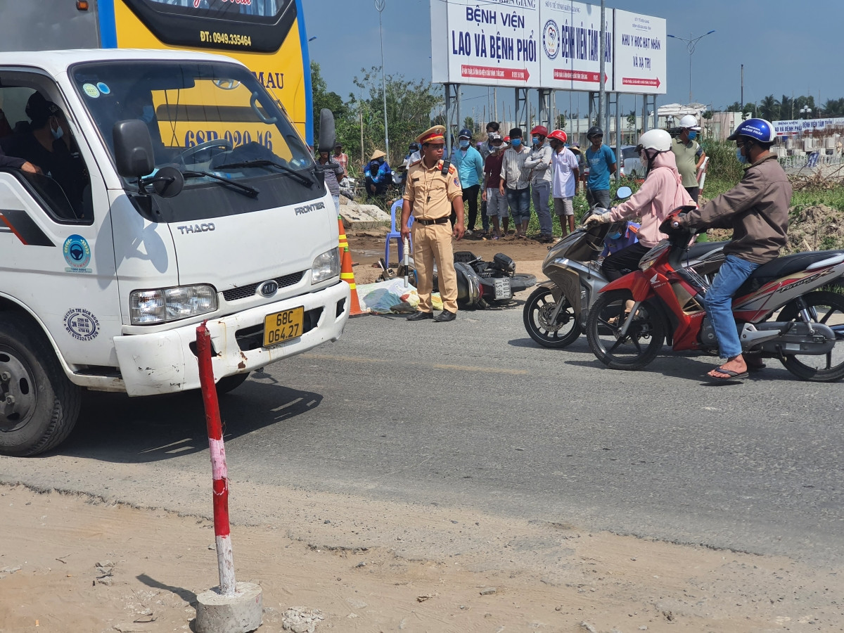  Va chạm với xe ben chở vật liệu, 1 người chết tại chỗ: Khoảng 10h30 ngày 4/1, tại xã Vĩnh Hòa Hiệp, huyện Châu Thành, tỉnh Kiên Giang, xe máy do một người đàn ông điều khiển đã va chạm mạnh với xe ben chở vật liệu xây dựng lưu thông cùng chiều. Sau va chạm người đàn ông ngã ra đường và bị bánh sau của xe ben cán qua người tử vong tại chỗ. 