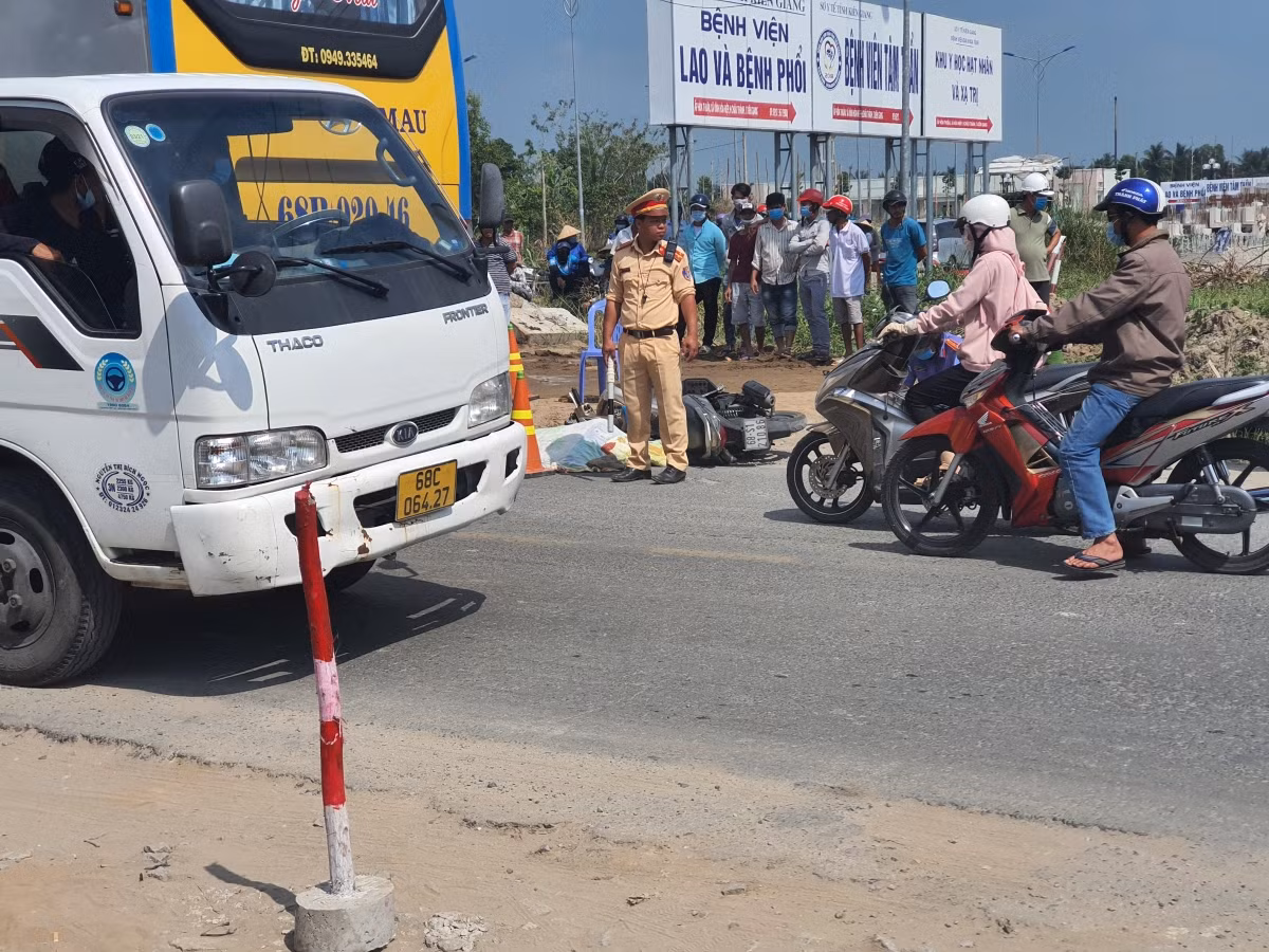  Va chạm với xe ben chở vật liệu, 1 người chết tại chỗ: Khoảng 10h30 ngày 4/1, tại xã Vĩnh Hòa Hiệp, huyện Châu Thành, tỉnh Kiên Giang, xe máy do một người đàn ông điều khiển đã va chạm mạnh với xe ben chở vật liệu xây dựng lưu thông cùng chiều. Sau va chạm người đàn ông ngã ra đường và bị bánh sau của xe ben cán qua người tử vong tại chỗ. 