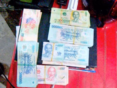 Nu giam doc “bat tay” giang ho cuong doat 40.000 USD