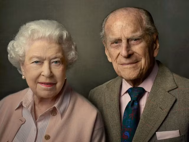 Vi sao Nu hoang Elizabeth va Hoang than Philip ngu rieng hon 7 thap ky?