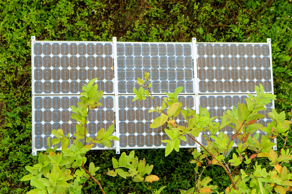 Ngày nay, hệ thống pin năng lượng mặt trời được lắp để hỗ trợ cho việc vận hành tốt hơn.