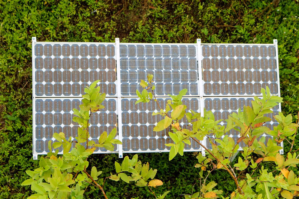 Ngày nay, hệ thống pin năng lượng mặt trời được lắp để hỗ trợ cho việc vận hành tốt hơn.