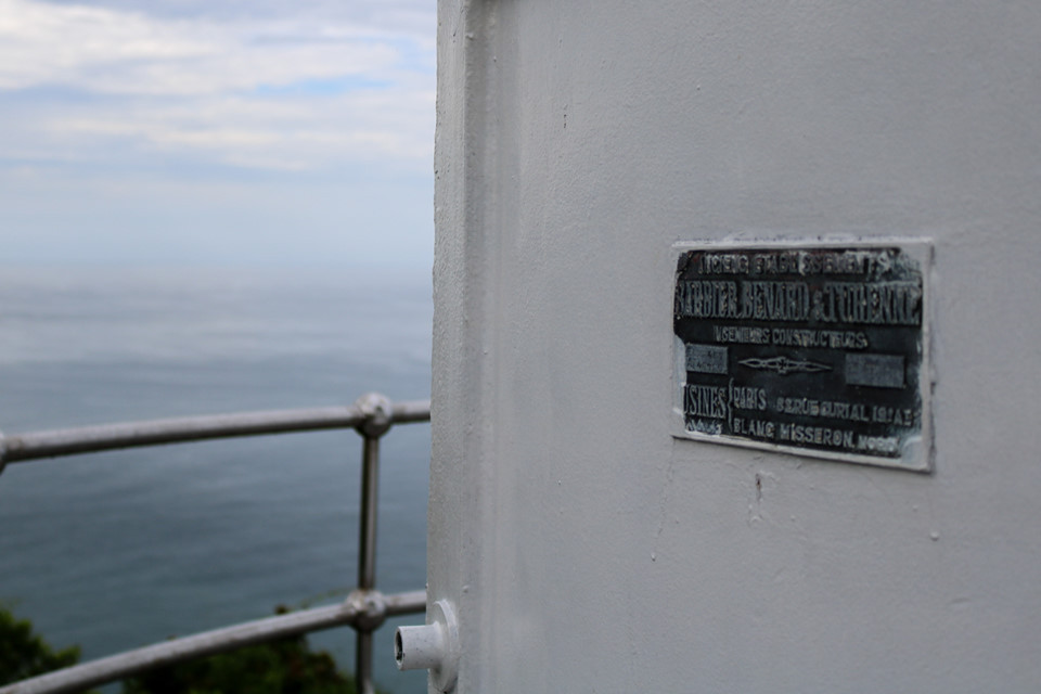 Bước ra cánh cửa khi leo lên đỉnh ngọn hải đăng, khách tham quan có thể cảm nhận ngay một bên là không gian núi rừng bao quanh, một bên là biển cả mênh mông, nơi trời đất giao hòa.