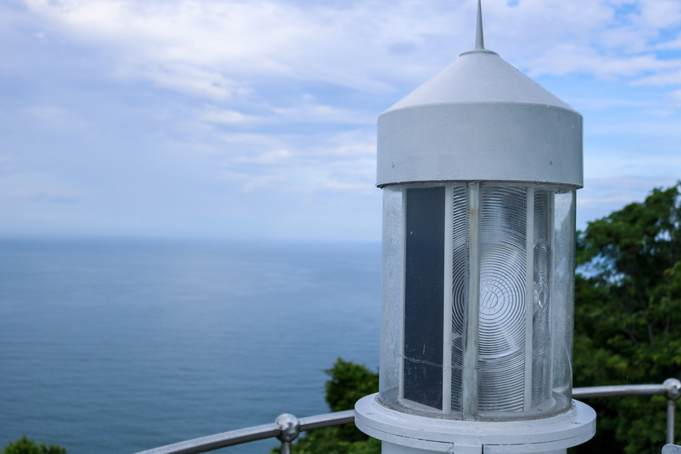 Ngoài đèn độc lập chiếu xa thì ngọn hải đăng còn được trang bị thêm một đèn chiếu gần, giúp các tàu thuyền đánh bắt gần, xác định rõ phương hướng mỗi khi muốn vào bờ.