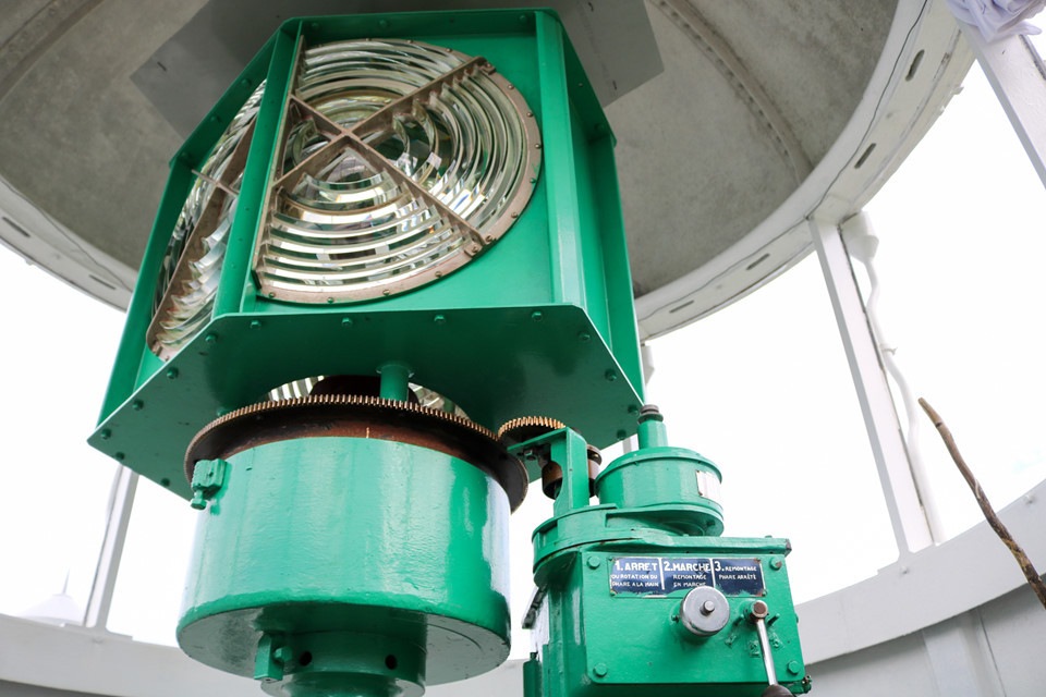 Hải đăng có đèn độc lập với tầm nhìn địa lý 14 hải lý, chiều cao tâm sáng 238,4 m, giúp tàu thuyền hoạt động trong vùng biển Thừa Thiên Huế - Đà Nẵng có thể định hướng và định vị vị trí của mình.