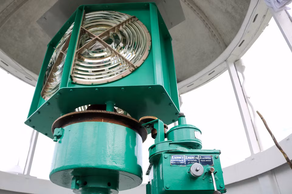 Hải đăng có đèn độc lập với tầm nhìn địa lý 14 hải lý, chiều cao tâm sáng 238,4 m, giúp tàu thuyền hoạt động trong vùng biển Thừa Thiên Huế - Đà Nẵng có thể định hướng và định vị vị trí của mình.