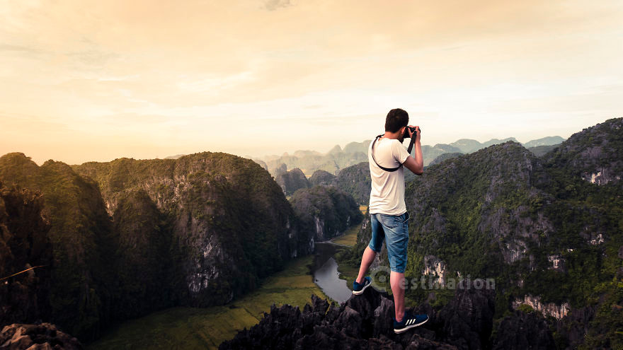 Tam Cốc chỉ cách Hà Nội khoảng 2 giờ di chuyển. Để có thể nhìn thấy những khoảnh khắc đẹp nhất của Tam Cốc, du khách nên đi vào sáng sớm, lúc này thời tiết rất mát mẻ và dễ chịu. Ảnh: Leo núi là một trải nghiệm thú vị, đứng trên đỉnh núi bạn có thể nhìn thấy khung cảnh rất kỳ vĩ.