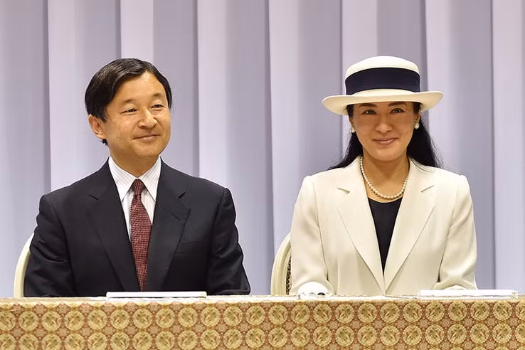 14. Phụ nữ không được truyền ngai vàng : Trong việc thừa kế, Nhật Bản áp dụng và tuân theo luật Salic. Điều đó có nghĩa là phụ nữ sẽ không được trở thành Hoàng đế. Đồng thời, nữ nhân nào trong hoàng tộc kết hôn với người bình thường cũng sẽ trở thành một người bình thường, không liên quan gì đến hoàng tộc nữa. Ví dụ, công chúa Mako hiện đã đính hôn với bạn trai Kei Komuro, một người bình thường, học để trở thành một luật sư. Khi cô kết hôn với anh ta, Mako sẽ chính thức rời khỏi gia đình hoàng gia và trở thành một người bình thường. Tuy nhiên không phải lúc nào cũng thế. Trước thời kì Cách mạng Minh Trị 1889, từng có 8 hoàng hậu thừa kế ngai vàng từ cha đẻ của mình. Họ được gọi là “Tenno”, mặc dù thế, 8 trường hợp này đều là ngoại lệ. Phải đến sau Cách mạng Minh Trị, các quy tắc kế vị mới được thắt chặt, và hiến pháp năm 1949 đã xác định lại những tiêu chuẩn cần có để trở thành Hoàng đế Nhật Bản. Có một số lo ngại rằng số người thừa kế là nam đang giảm dần và việc loại bỏ quyền thừa kế của những công chúa kết hôn với thường dân có thể làm cho vấn đề tồi tệ hơn. Lựa chọn vì đó mà sẽ trở nên khó khăn hơn.