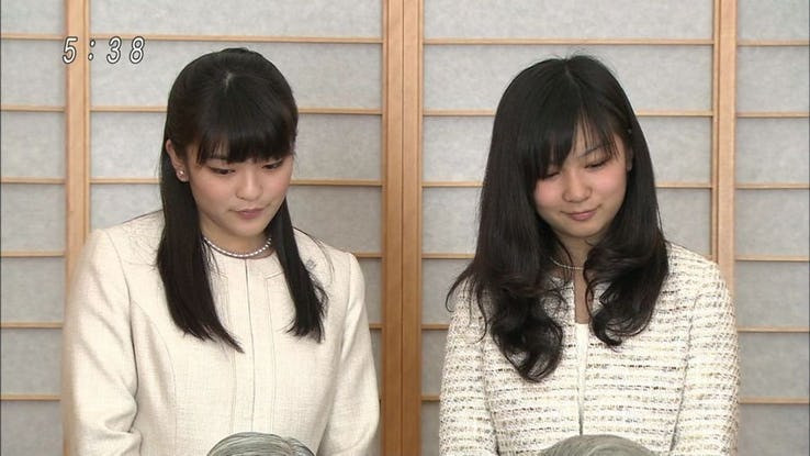 1. Của hồi môn: Mỗi khi một thành viên của gia đình hoàng gia bày tỏ mong muốn tự tổ chức một cuộc sống gia đình riêng hoặc khi một công chúa tỏ ý muốn kết hôn với một thường dân. Hội đồng Kinh tế hoàng gia sẽ để lại cho thành viên nào ra khỏi hoàng tộc một khoản tiền nho nhỏ. Số tiền mà một thành viên nhận được sẽ phụ thuộc rất nhiều vào hoàn cảnh. Ví dụ như công chúa Nori có 152,5 triệu yên trong tài khoản khi cô kết hôn với một nhân viên đô thị ở Tokyo vào năm 2005.