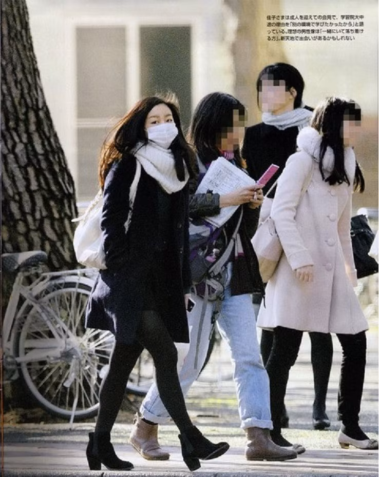 11. Cuộc sống sung túc nhàn hạ: Gia đình hoàng gia không có quá nhiều tài sản, họ không thể có việc làm và Hiến pháp năm 1949 đã “lấy đi” rất nhiều tài sản của Hoàng đế.Nhưng họ vẫn có một trang trại rộng 622 mẫu Anh cung cấp nhiều thực phẩm cá nhân, họ sống trong các cung điện được trả tiền bởi những người nộp thuế ở Nhật Bản. Họ có đủ tài sản cá nhân để xây thêm một hầm rượu mới, 4 bác sĩ luôn sẵn sàng phục vụ, 5 người lo trang phục của Hoàng đế, 78 thợ ống nước, 30 người làm vườn và 1000 người hầu khác. Khi Hoàng thái tử phi Masako sinh Công chúa Aiko, căn phòng nơi bà hạ sinh đã được trang trí lại với chi phí vài trăm nghìn đô la. Họ còn được ở tại bất kỳ khách sạn ở Nhật Bản chỉ với 110 đô la một đêm.