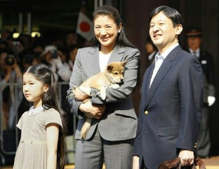 2. Thời gian luôn đem đến sự đổi thay: Quay trở lại những năm 1950, những dấu hiệu đã bắt đầu xuất hiện cho thấy gia đình hoàng gia sẽ có nhiều biến đổi. Nữ hoàng Michiko đã nuôi cả 3 đứa con của mình thay vì theo truyền thống, đưa con ra “khoe” với các viên thị thần, bà đã nuôi cả 3 người, và tán dương ý kiến công chúng theo cách những người tiền nhiệm chưa bao giờ làm. Còn cơ quan nội chính hoàng gia Nhật vào năm 2001, đã được đặt dưới Văn phòng Nội các. Sau đó, chính họ buộc phải xuất bản một báo cáo chuyên sâu về tài chính cá nhân của hoàng gia sau khi một nhà báo bất mãn đã xuất bản một cuốn sách về gia đình hoàng gia.