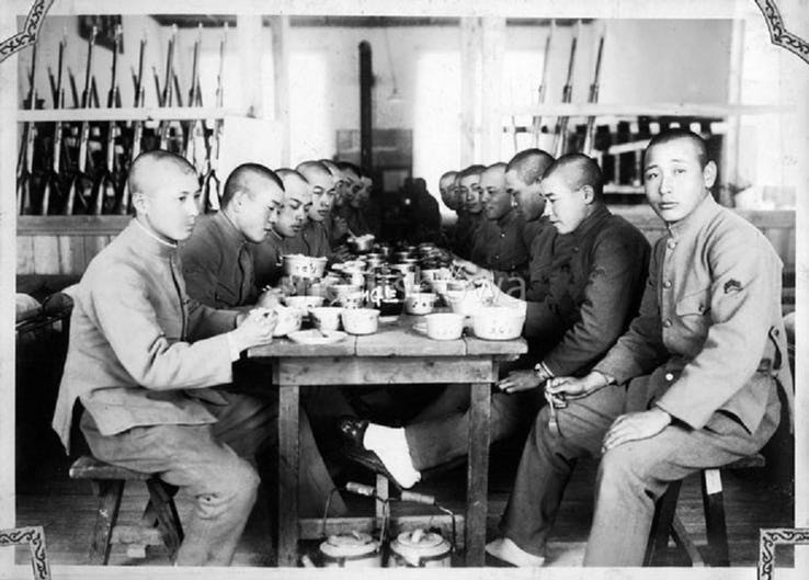 7. Biệt đội phòng vệ tinh nhuệ bậc nhất thế giới: Là quê hương của các Ninja và Samurai nên việc đào tạo một đội quân tinh nhuệ bảo vệ hoàng thất là lẽ đương nhiên. Từ năm 1867 đến năm 1945, gia đình hoàng gia được bảo vệ bởi một nhóm gọi là Konoe Shidan. Về cơ bản, hoàng đế sẽ tuyển mộ những người lính tốt nhất có thể tìm thấy, tập hợp họ lại thành một khu quân sự riêng, và tiến hành huấn luyện đội quân này theo những công nghệ chiến đấu mới nhất, tuyệt vời nhất. Đây được coi là một trong những hệ thống an ninh hiệu quả nhất trên thế giới, nhiệm vụ chính là bảo vệ gia đình hoàng gia, hoàng đế và khu vực sinh sống của hoàng gia khỏi bất kỳ mối đe dọa nào. Ở thời điểm thập niên 1870, đơn vị có 12.000 sĩ quan, được đưa vào biên chế và là một phần trong quân đội. Khi Nhật Bản thua trận trong Thế chiến II, Konoe Shidan cũng tan rã, vì Nhật không còn được phép có quân đội nữa. Tuy nhiên, họ được tái lập dưới thẩm quyền của Cơ quan Cảnh sát Quốc gia Nhật Bản hai năm sau đó. Họ được gọi là Cảnh sát Hoàng gia. Có tất cả 961 nhân viên an ninh, công việc của họ là bảo vệ nơi cư trú và tài sản của hoàng gia.