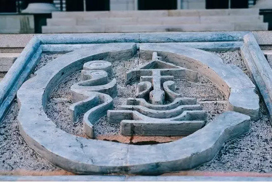 2. Vương quốc Cổ Từ: Vào khoảng năm 2170 TCN, Hạ Khải giết Bá Ích, phong cho con trai thứ của Bá Ích là Nhược Mộc làm vị quân chủ đầu tiên của nước Từ. Nước Từ cũng vì vậy mà được sinh ra. Sau khi Hạ Khải chết, Thái Khang lên ngôi, nhưng lại bị Quân Chủ của nước Thục là Hậu Nghệ giết chết, lập Trọng Khang làm vua, sau đó Trọng Khang cũng qua đời, Hậu Nghệ tự mình xưng Vương, cuối cùng bị chính thân tính của mình là Hàn Trác giết chết, soán quyền. Năm 963 TCN (Chu Mục Vương năm thứ 13-17), Chu Mục Vương lệnh cho Sở Quốc xuất binh phạt Từ. Từ Yển Vương bỏ nước trốn chạy, nhưng cuối cùng bị truy quân áp sát, nhảy xuống biển mà chết. Mùa đông năm 512 TCN (Chu Kính Vương năm thứ tám), nước Ngô phạt Từ, nhấn chìm nước Từ. Từ Vương Chương Vũ chạy đến nương nhờ nước Sở, từ đó về sau nước Từ không còn quốc hiệu.