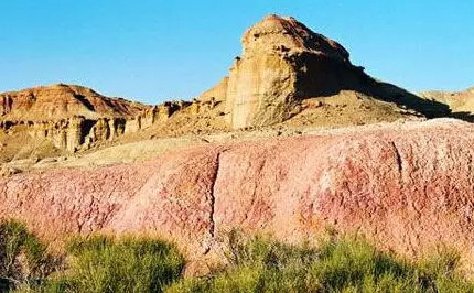 8. Vương quốc Sơ Lặc: Năm 60 TCN, nước Sơ Lặc chính thức quy phục Vương Triều Trung Nguyên. Từ đó về sau cùng với các Vương Triều Trung Quốc luôn duy trì một mối quan hệ chặt chẽ giữa chính trị và văn hoá kinh tế. Năm 649 (Trinh Quan năm thứ 23), quân đội nhà Đường đoạt lại Quy Từ, Sơ Lặc từ trong tay người Đột Quyết, sau đó hai nơi này đều được phủ Đô Hộ An Tây cai quản. Năm 675 (Thượng Nguyên năm thứ 2), thành lập phủ Đô Đốc Sơ Lặc. Phủ Đô Đốc Sơ Lặc cải quản các khu vực Tây Đạt Thông Lĩnh (ở Taxkorgan ngày nay), Đông Bắc là Aksu ngày nay, Đông Nam là Bì Sơn ngày nay, nơi này cũng là khu vực rộng lớn nhất trong bốn trọng địa của Tây An.