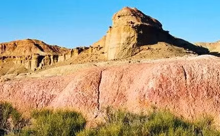 8. Vương quốc Sơ Lặc: Năm 60 TCN, nước Sơ Lặc chính thức quy phục Vương Triều Trung Nguyên. Từ đó về sau cùng với các Vương Triều Trung Quốc luôn duy trì một mối quan hệ chặt chẽ giữa chính trị và văn hoá kinh tế. Năm 649 (Trinh Quan năm thứ 23), quân đội nhà Đường đoạt lại Quy Từ, Sơ Lặc từ trong tay người Đột Quyết, sau đó hai nơi này đều được phủ Đô Hộ An Tây cai quản. Năm 675 (Thượng Nguyên năm thứ 2), thành lập phủ Đô Đốc Sơ Lặc. Phủ Đô Đốc Sơ Lặc cải quản các khu vực Tây Đạt Thông Lĩnh (ở Taxkorgan ngày nay), Đông Bắc là Aksu ngày nay, Đông Nam là Bì Sơn ngày nay, nơi này cũng là khu vực rộng lớn nhất trong bốn trọng địa của Tây An.