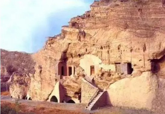 6. Vương quốc Cổ Ba: “Ba” là một bộ lạc cổ lão, được ghi chép trên lịch sử bắt đầu từ thời Ngũ Đế trong truyền thuyết. Trong “Sơn Hải Kinh” có ghi: “Tây Nam có Ba Quốc, Thái Hạo sinh Hàm Điểu, Hàm Điểu sinh Thừa Ly, Thừa Ly sinh Hậu Chiếu, Hậu Chiếu thị thủy vi Ba nhân (Hậu Chiếu được xem là thủy tổ của người Ba)”, cho rằng Thái Hạo là tổ tiên xa xôi của người Ba. Người Ba sinh sống ở vùng trung lưu của lưu vực Hán Thủy, cuối cùng chuyển đến Tứ Xuyên đông bộ. Vào thời Trung Diệp nhà Thương, nhà Thương xuất binh thảo phạt nước Ba, nước Ba chiến bại, phải nạp cống, phục dịch cho nhà Thương Vương.Năm 316 TCN, nước Cổ Thục tấn công nước Ba, nước Ba cầu cứu nhà Tần. Quân Tần nam hạ diệt nước Thục, thuận tay cũng tiêu diệt nước Ba.