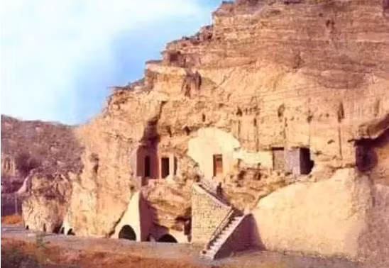 6. Vương quốc Cổ Ba: “Ba” là một bộ lạc cổ lão, được ghi chép trên lịch sử bắt đầu từ thời Ngũ Đế trong truyền thuyết. Trong “Sơn Hải Kinh” có ghi: “Tây Nam có Ba Quốc, Thái Hạo sinh Hàm Điểu, Hàm Điểu sinh Thừa Ly, Thừa Ly sinh Hậu Chiếu, Hậu Chiếu thị thủy vi Ba nhân (Hậu Chiếu được xem là thủy tổ của người Ba)”, cho rằng Thái Hạo là tổ tiên xa xôi của người Ba. Người Ba sinh sống ở vùng trung lưu của lưu vực Hán Thủy, cuối cùng chuyển đến Tứ Xuyên đông bộ. Vào thời Trung Diệp nhà Thương, nhà Thương xuất binh thảo phạt nước Ba, nước Ba chiến bại, phải nạp cống, phục dịch cho nhà Thương Vương.Năm 316 TCN, nước Cổ Thục tấn công nước Ba, nước Ba cầu cứu nhà Tần. Quân Tần nam hạ diệt nước Thục, thuận tay cũng tiêu diệt nước Ba.