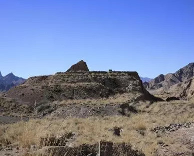 11. Hãn quốc Thổ Cốc Hồn: Thổ Cốc Hồn vốn dĩ là tên của một người, đó là Mộ Dung Thổ Cốc Hồn, người Tiên Ti. Năm 329, Diệp Diên kế thừa Hãn vị, ông đã lấy tên của vị Khắc Hãn đầu tiên làm quốc hiệu, cũng đổi họ thành Thổ Cốc Hồn.Năm 609, quân Tùy đánh bại Thổ Cốc Hồn, phần lớn khu vực Thanh Hải ngày nay đều trở thành đất đai của nhà Tùy. Năm 635, Đường Thái Tông hạ chiếu khiến Thổ Cốc Hồn chính thức trở thành thuộc quốc của nhà Đường. Năm 663 (Đường Cao Tông Long Sóc năm thứ ba), Lộc Đông Tán của Thổ Phiên tiến công, dưới sự giúp đỡ của phản thần, thuận lợi công chiếm được Thổ Cốc Hồn. Hãn quốc Thổ Cốc Hồn tứ đó hoàn toàn diệt vong.