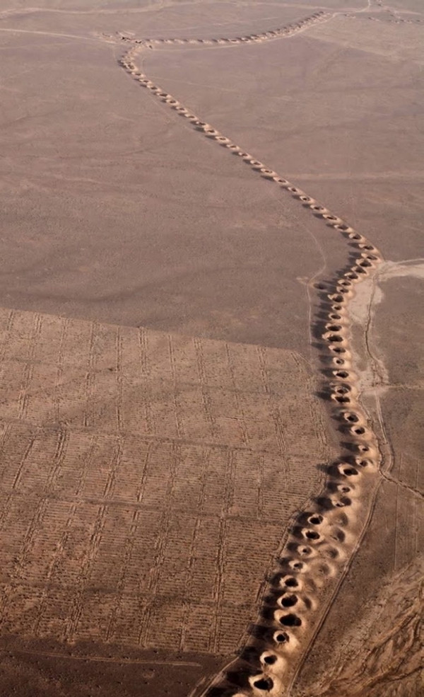 Hệ thống cấp nước lâu đời nhất: Những lỗ này được gọi là Qanat - một hệ thống cấp nước Ba Tư cổ đại. Có một con kênh ngầm mà mọi người thường lấy nước để uống và tưới tiêu. Hệ thống này được xây dựng khoảng 3000 năm trước.