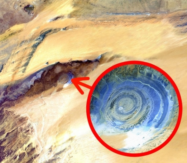Mắt của châu Phi: Những vòng xoáy trông như đôi mắt này lớn đến mức các phi hành gia trên quỹ đạo dùng nó để điều hướng và xác định vị trí. Mặc dù trông nó giống như miệng núi lửa nhưng các nhà khoa học nghĩ rằng nó được hình thành theo một cách khác, đó là xói mòn.