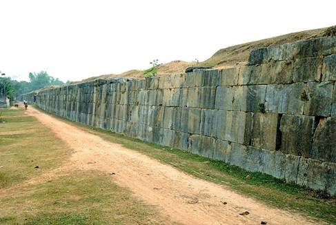 Thành nhà Hồ ẩn dấu bí ẩn về các phiến đá có chiều dài trung bình 1,5m, có tấm nặng tới 15-20 tấn xếp chồng lên nhau, không cần chất kết dính mà vẫn đảm bảo độ bền vững.