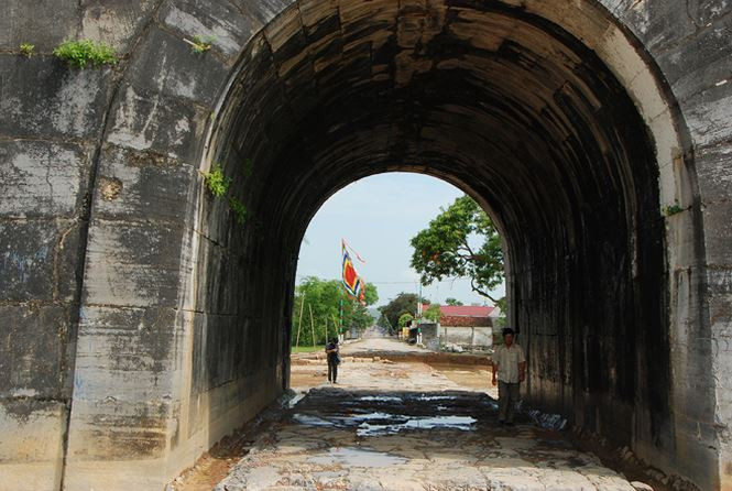 Tòa thành bên ngoài xây đá, bên trong chủ yếu là đắp đất, trên bình đồ kiến trúc gần vuông, hai mặt Nam và Bắc của thành nhà Hồ dài hơn 900m, Đông và Tây dài hơn 700m. Thành có 4 cửa. Cửa phía Nam rất giống cửa phía Nam thành Thăng Long.