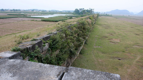 Bên ngoài tường thành, là lưu vực phù sa của sông Mã, với những cánh đồng mầu mỡ là nơi lý tưởng để xây dựng kinh đô nước Đại Ngu dưới triệu đại nhà Hồ năm 1400 (Đại Ngu là tên một loài hoa thơm, lý tưởng của Hồ Quý Ly là muốn xây dựng một quốc gia phong kiến để lại tiếng thơm cho đời sau)