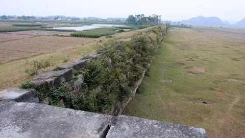 Bên ngoài tường thành, là lưu vực phù sa của sông Mã, với những cánh đồng mầu mỡ là nơi lý tưởng để xây dựng kinh đô nước Đại Ngu dưới triệu đại nhà Hồ năm 1400 (Đại Ngu là tên một loài hoa thơm, lý tưởng của Hồ Quý Ly là muốn xây dựng một quốc gia phong kiến để lại tiếng thơm cho đời sau)