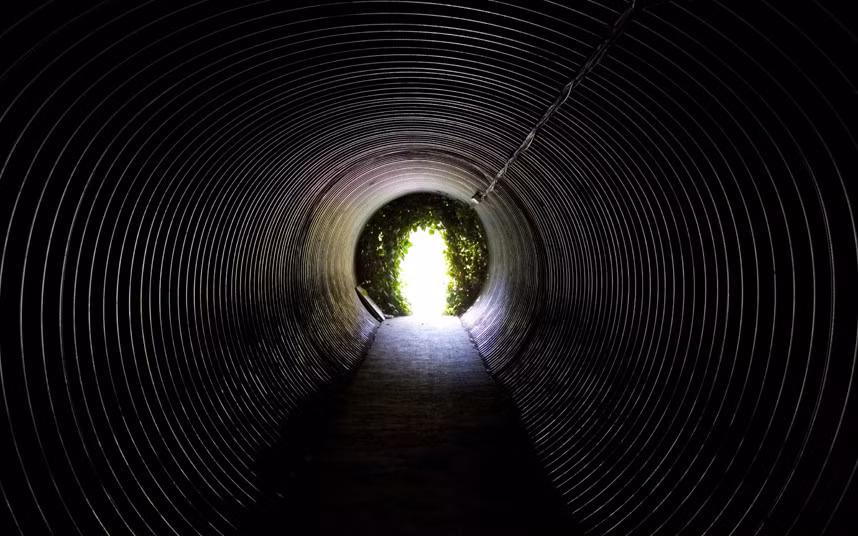 1. Hầm Kelvedon, Anh: Trong Chiến tranh lạnh, hầm Kelvedon ở Essex ẩn sau một ngôi nhà bình thường được chọn là nơi trú ẩn trong trường hợp tên lửa liên lục địa được khai hỏa. Hiện tại, cửa hầm có biển đề “Boongke hạt nhân bí mật”. Hầm Kelvedon nằm ở độ sâu 38 m so với mặt đất, đủ sức chứa 600 người và có cửa chống bom.