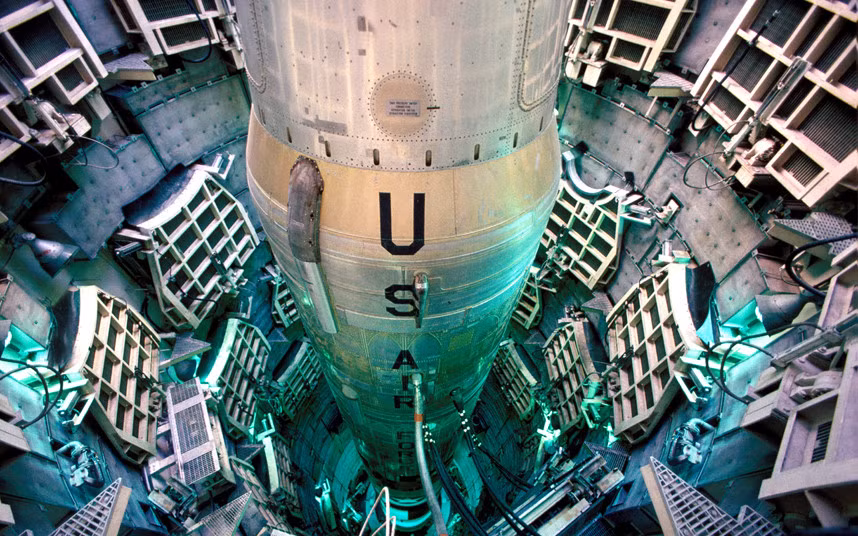 9. Bảo tàng tên lửa Titan, Mỹ: Nằm ở Arizona, bảo tàng Titan có tường dày 2,4 m, 3 cửa chống bom. Du khách sẽ được thấy chiếc tủ cất chìa khóa bệ phóng và đứng dưới đầu đạn khổng lồ.