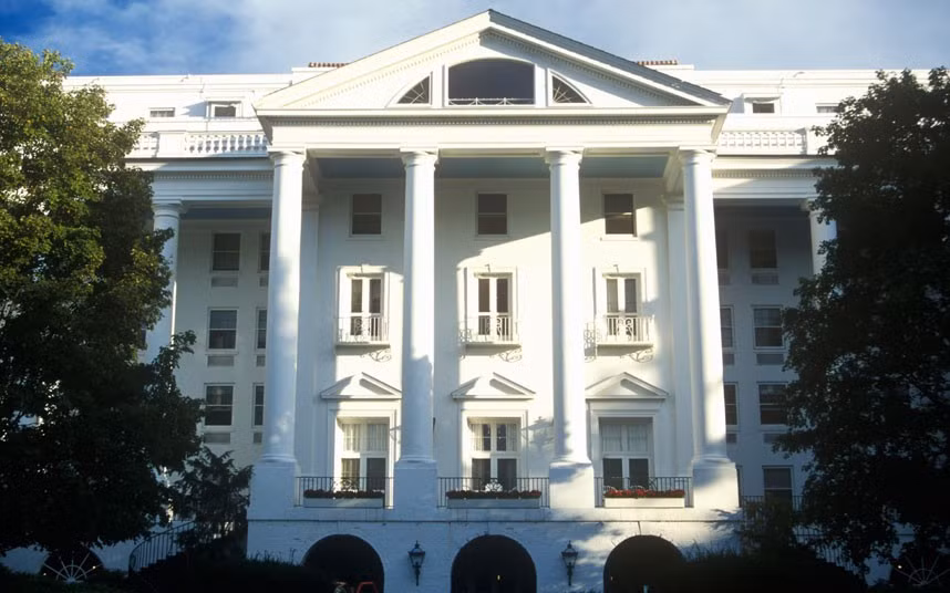 8. Greenbrier, Mỹ: Vào những năm 1950, chính phủ Mỹ xây dựng một cơ sở ngầm dưới Greenbrier, một khách sạn nghỉ dưỡng ở Tây Virginia. Boongke này được dự tính là nơi trú ẩn cho Quốc hội nếu xảy ra chiến tranh hạt nhân. Boongke này có lượng thực phẩm và đồ dùng đủ cho 30 năm, nhưng chưa từng được sử dụng. Giờ đây, du khách ở tại khách sạn có thể xuống tham quan.