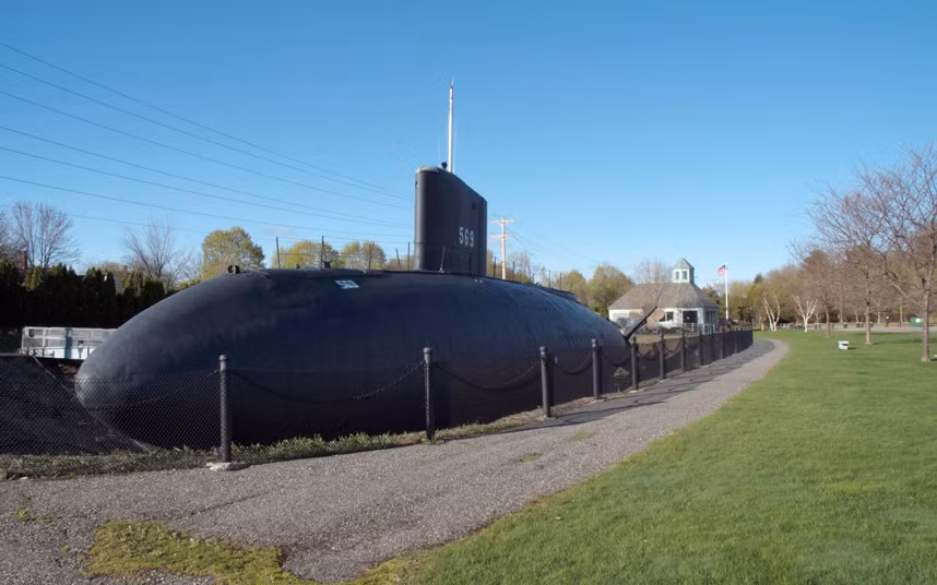 4. USS Albacore, Mỹ: Đây từng là tàu ngầm hiện đại nhất của Hải quân Mỹ và là trung tâm nghiên cứu trong thời kỳ chạy đua vũ khí. Ngày nay, USS Albacore nằm ở cảng Portsmouth, New Hampshire, và được mở cửa cho công chúng tham quan. Tàu phát băng giải thích từng khu vực, du khách cũng có thể nghe băng ghi âm thủy thủ nói về cuộc sống trên tàu.