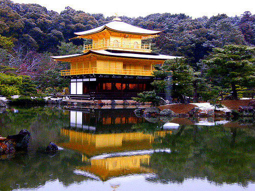 Kinkaku-ji Temple được thiết kế để trông giống như trời và đất vươn ra chạm vào nhau. Nét đặc trưng nhất về sự tinh xảo và cầu kỳ của Chùa Vàng là một vị thế rất ấn tượng giữa những tán xanh của lá và ánh sáng tinh khiết phản chiếu của hồ nước tĩnh lặng. Bức tranh được vẽ nên từ ý tưởng về sự tồn tại giữa chốn thiên đường và trần thế. Sự hài hòa của ngôi chùa cùng với bóng nước thực hư làm nên một Kinkakuji – viễn cảnh nổi tiếng nhất của Kyoto.