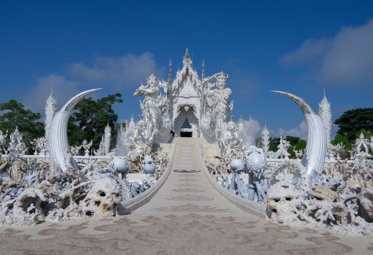 Toàn bộ ngôi chùa mang sắc trắng, cùng với vô vàn hình rồng uốn lượn đúng như tên gọi của nó bạch long tức là rồng trắng. Được biết rất nhiều kim loại bằng bạc đã được dùng để kiến tạo nên ngôi đền này, trong ánh sáng lung linh ngôi đền này đẹp hơn bao giờ hết. Bao quanh ngôi chùa chính là một công viên có hồ cá và những tác phẩm điêu khắc màu trắng. Mỗi bức tượng là một sinh vật huyền thoại có ý nghĩa nhất định. Du khách và những tín đồ Phật giáo đều muốn được đến đây thắp hương cầu Phật vì tin rằng Bạch Long Tự vốn rất linh thiêng.