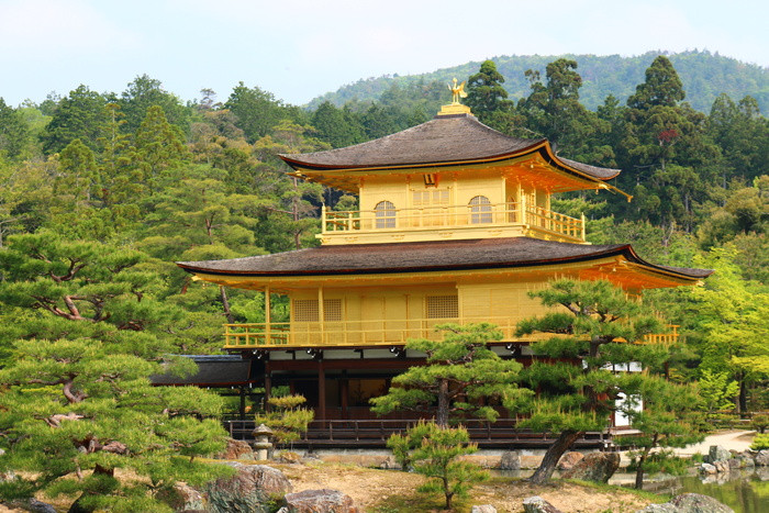 4. Chùa Kinkakuji: Chùa Kinkakuji hay còn gọi là chùa Vàng ban đầu là một khu nhà nghỉ của tướng quân Ashikaga, tổng tư lệnh dưới thời Muromachi. Sau khi ông chết, ngôi nhà trở thành một ngôi chùa được dát toàn vàng lá. Ngôi chùa này nổi tiếng tới mức được đưa vào sách giáo khoa giảng dạy tại các trường học trên khắp nước Nhật và được UNESCO công nhận là di sản văn hóa thế giới.