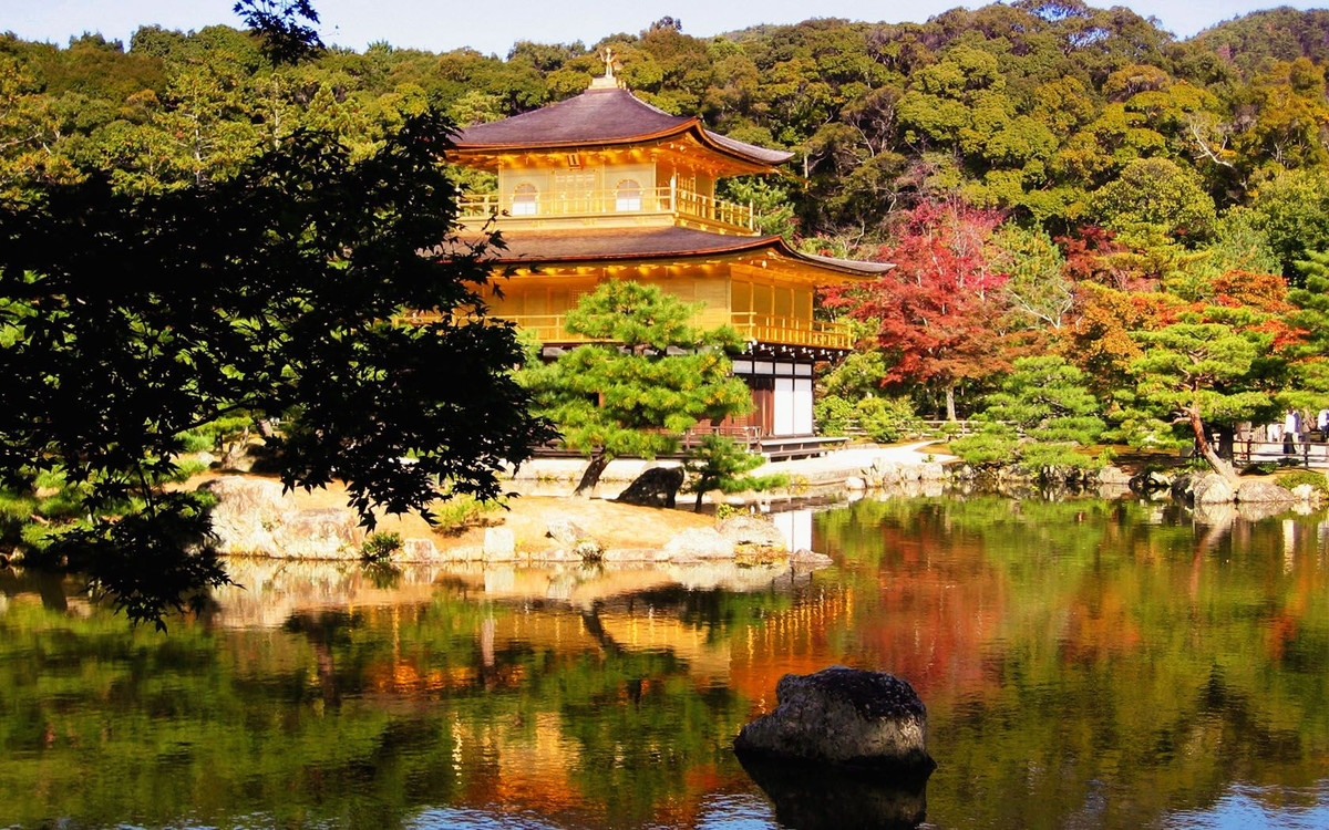 Kinkakuji là một cấu trúc ấn tượng được xây dựng trong một cái hồ lớn. Tầng đầu tiên của Kinkakuji được xây dựng theo phong cách Shinden sử dụng cho các tòa nhà cung điện trong thời kỳ Heian với trụ cột làm bằng gỗ tự nhiên, tường thạch cao màu trắng tạo nên sự tương phản nhưng lại làm nên nét hài hòa cho 2 tầng trên được dát vàng. Tượng Phật Shaka và Yoshimitsu được lưu trữ ở tầng đầu tiên. Tầng thứ hai được xây dựng theo phong cách Bukke được sử dụng làm nhà ở của samurai, bên ngoài được bao phủ hoàn toàn bằng những lá vàng mỏng. Bên trong là Bồ Tát Kannon, ngồi bao quanh bởi các bức tượng của 4 vị vua trên thiên đình. Cuối cùng, tầng thứ ba và cao nhất được xây dựng theo phong cách của một ngôi chùa Zen Trung Quốc, được mạ vàng bên trong và ngoài, và trên đỉnh mái là một con phượng hoàng được đúc bằng vàng.